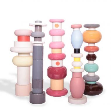 Ettore Sottsass, ensemble complet des cinq totems de la série "Flavia", en céramique émaillée polychrome, édition Bitossi, signés et numérotés, création de 1964, édition des années 1970