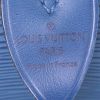 Sac à main Louis Vuitton Speedy 30 en cuir épi bleu - Detail D3 thumbnail