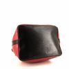 Sac cabas Louis Vuitton petit Noé en cuir épi bicolore rouge et noir - Detail D4 thumbnail