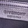 Bolso para llevar al hombro o en la mano Givenchy Antigona modelo mediano en cuero negro y cuero blanco - Detail D4 thumbnail