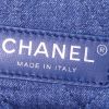 Sac cabas Chanel en denim bleu - Detail D3 thumbnail