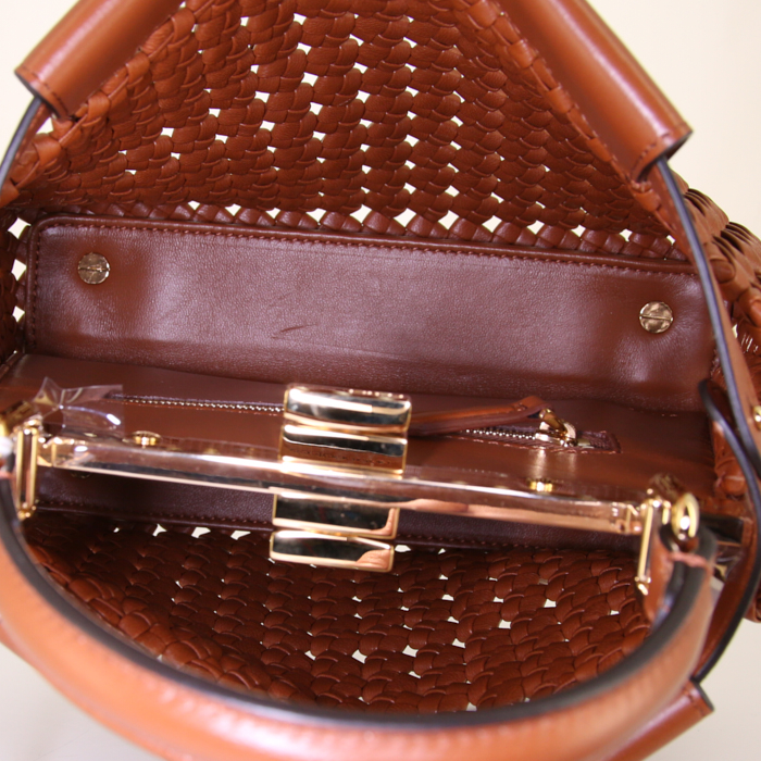 Bolso bandolera Fendi Mini Peekaboo en cuero trenzado marrón - Detail D3