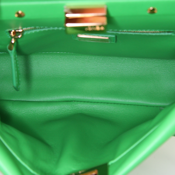 Bolso bandolera Fendi Mini Peekaboo en cuero verde - Detail D3