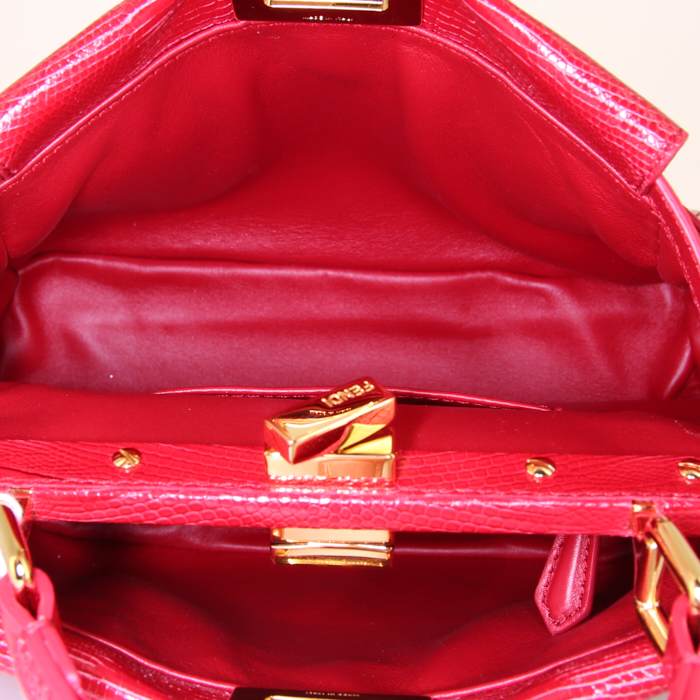Bolso bandolera Fendi Mini Peekaboo en piel de lagarto roja - Detail D3