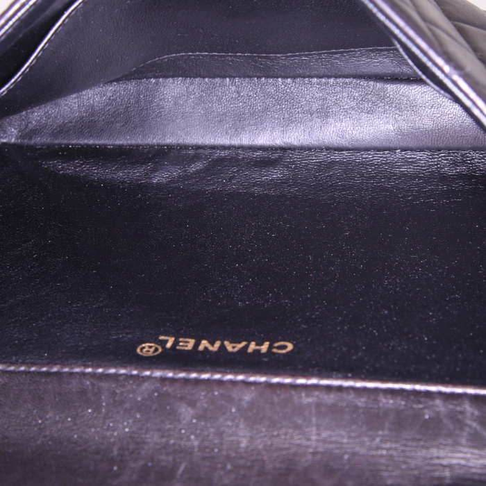 Sac à main Chanel Timeless en cuir matelassé noir - Detail D2