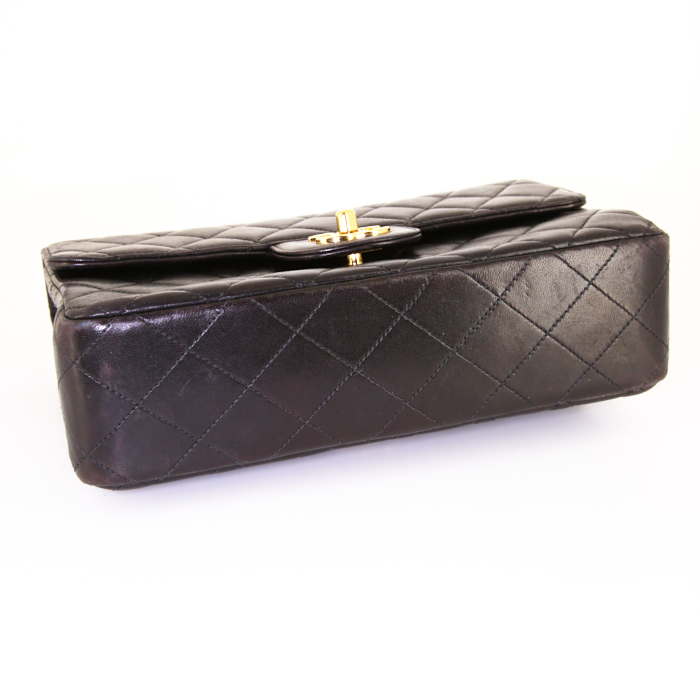 Bolso de mano Chanel Timeless en cuero acolchado negro - Detail D4