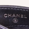 Cartera para tarjetas Chanel en cuero granulado negro - Detail D2 thumbnail