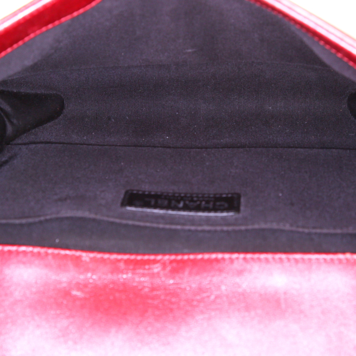 Sac bandoulière Chanel Boy en cuir verni matelassé rouge - Detail D3