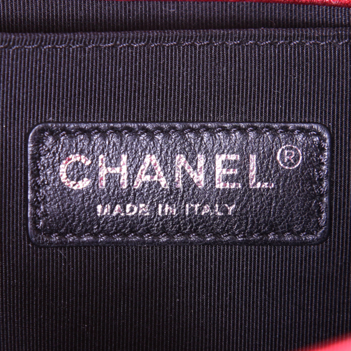 Chanel Boy shoulder bag in red patent quilted leather - Detail D4