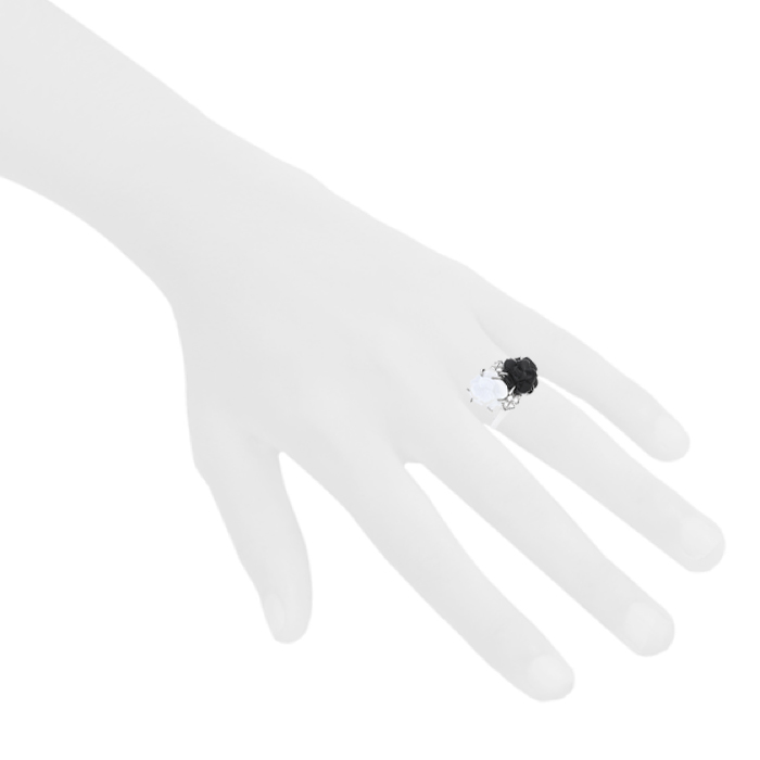 Chanel Camelia ring in white gold,  onyx and agate and diamonds - Detail D1