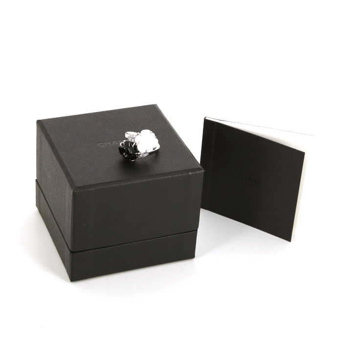 Chanel Camelia ring in white gold,  onyx and agate and diamonds - Detail D2