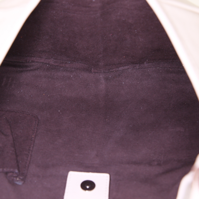 Bolso de mano Yves Saint Laurent Mombasa en cuero beige - Detail D2