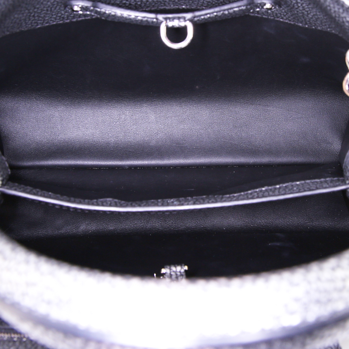 Bolso de mano Louis Vuitton Capucines modelo pequeño en cuero granulado plateado - Detail D3