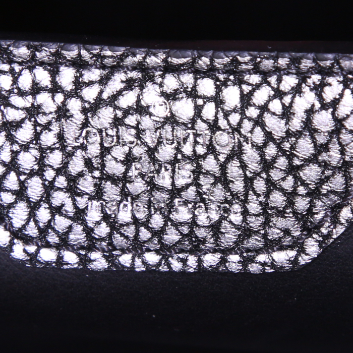 Borsa Louis Vuitton Capucines modello piccolo in pelle martellata argentata - Detail D4