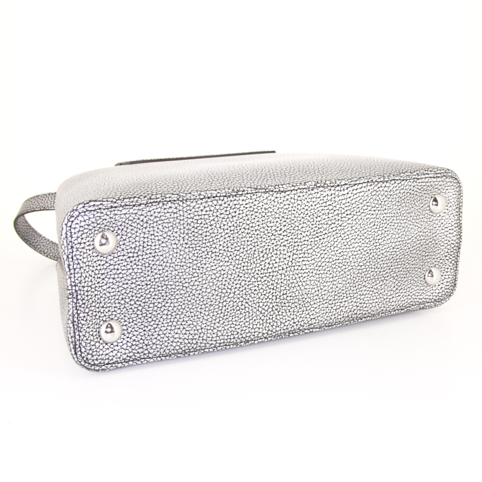 Louis Vuitton Capucines small model handbag in silver grained leather - Detail D5