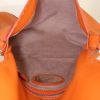 Bolso para llevar al hombro o en la mano Fendi Big Mama en cuero granulado naranja - Detail D2 thumbnail