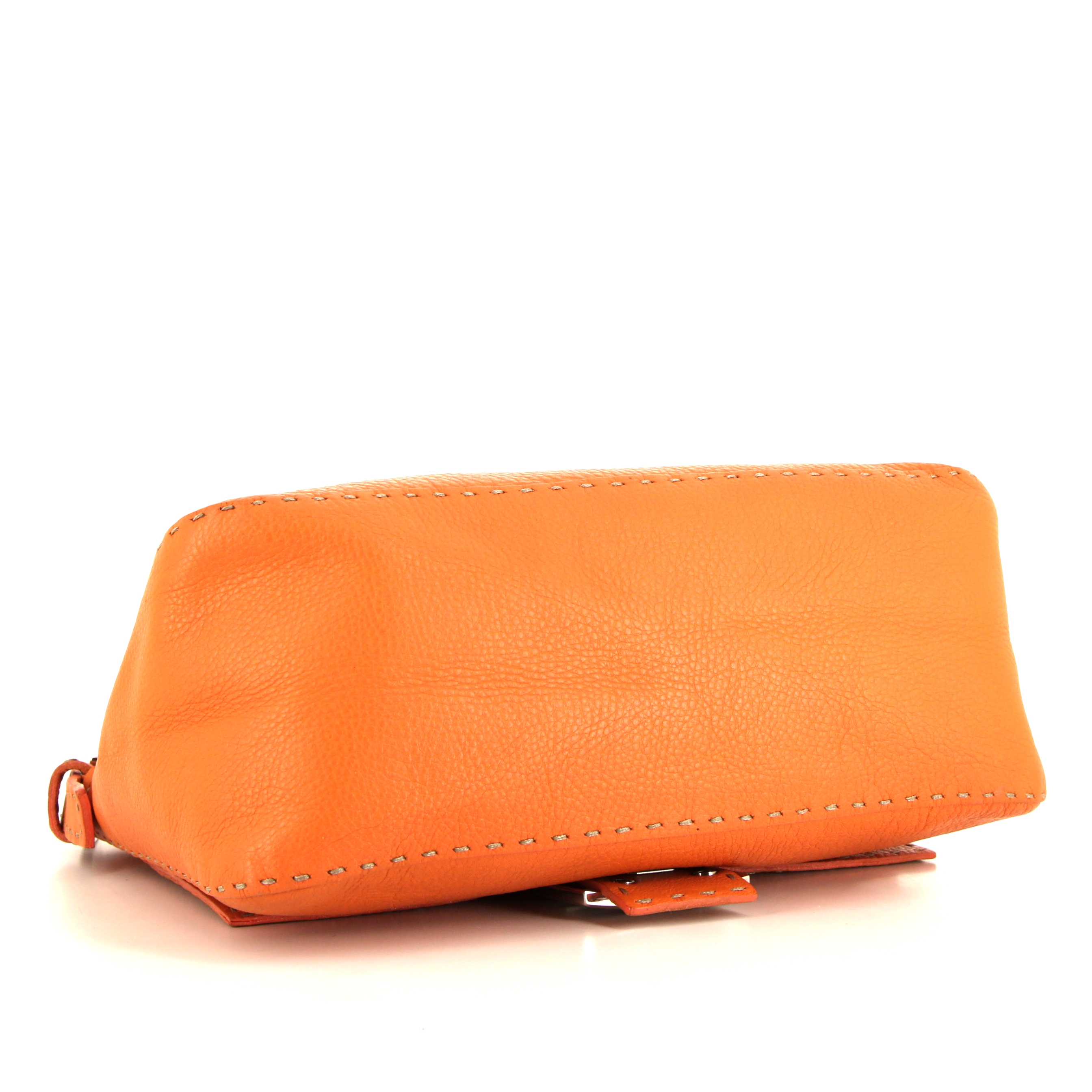 Bolso para llevar al hombro o en la mano Fendi Big Mama en cuero granulado naranja - Detail D4