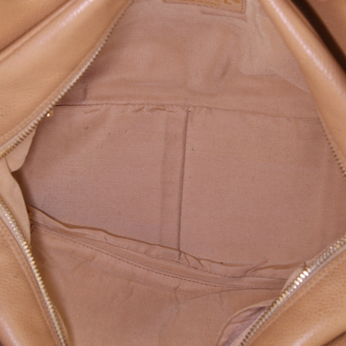 Bolso de mano Chanel Shopping PTT en cuero granulado acolchado beige - Detail D2