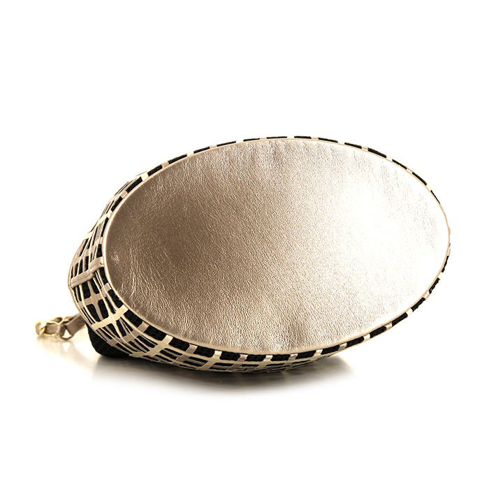 Chanel Editions Limitées handbag in black canvas and gold leather - Detail D5