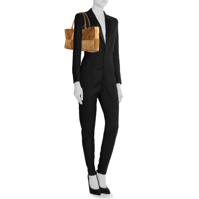Bottega Veneta Arco 33 bag worn on the shoulder or carried in the hand in beige and brown suede - Detail D1