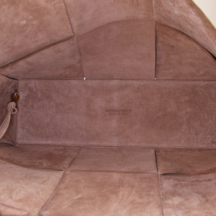 Sac porté épaule ou main Bottega Veneta Arco 33 en daim beige et marron - Detail D2