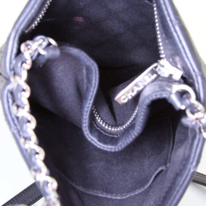 Sac bandoulière Chanel en cuir matelassé noir - Detail D2