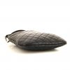 Bolso bandolera Chanel en cuero acolchado negro - Detail D4 thumbnail