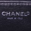 Pochette Chanel Vintage in pelle verniciata con motivo e pelle verniciata nera - Detail D3 thumbnail