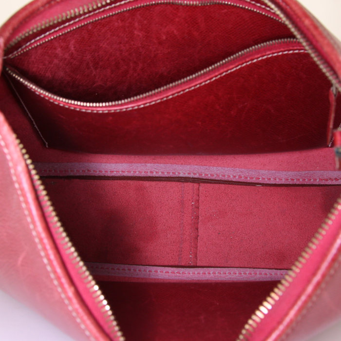Hermès Trim bag worn on the shoulder or carried in the hand in red Courchevel leather - Detail D2