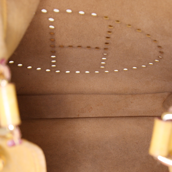 Bolso bandolera Hermes Evelyne modelo grande en cuero Courchevel amarillo - Detail D2