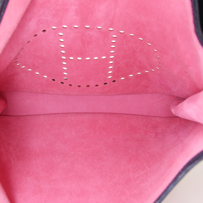 Bolso bandolera Hermes Evelyne modelo grande en cuero epsom bicolor rojo y azul marino - Detail D2