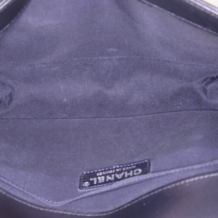 Sac bandoulière Chanel Boy en tweed rouge , vert bleu et jaune et cuir noir - Detail D3