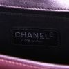Sac bandoulière Chanel Boy en cuir verni matelassé et cuir rose métallisé - Detail D4 thumbnail