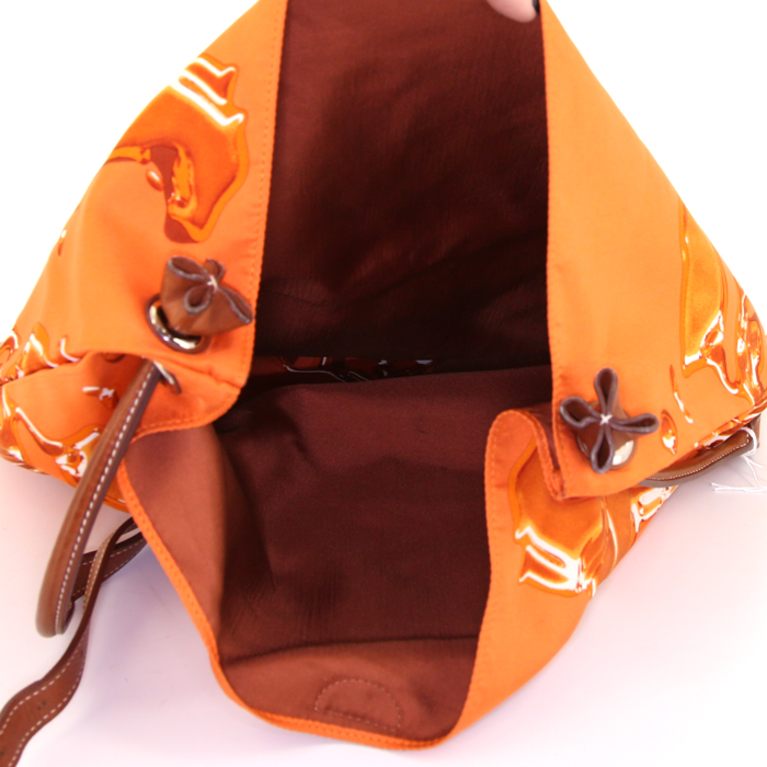 Hermès shoulder bag Silk City in orange silk and Barenia leather - Detail D2