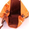 Bolso bandolera Hermès Silk City en seda naranja y cuero Barenia - Detail D2 thumbnail