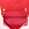 Borsa a tracolla Chanel Mini Timeless in pelle trapuntata rossa - Detail D2 thumbnail