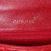 Sac bandoulière Chanel Mini Timeless en cuir matelassé rouge - Detail D3 thumbnail