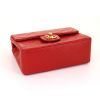 Sac bandoulière Chanel Mini Timeless en cuir matelassé rouge - Detail D4 thumbnail
