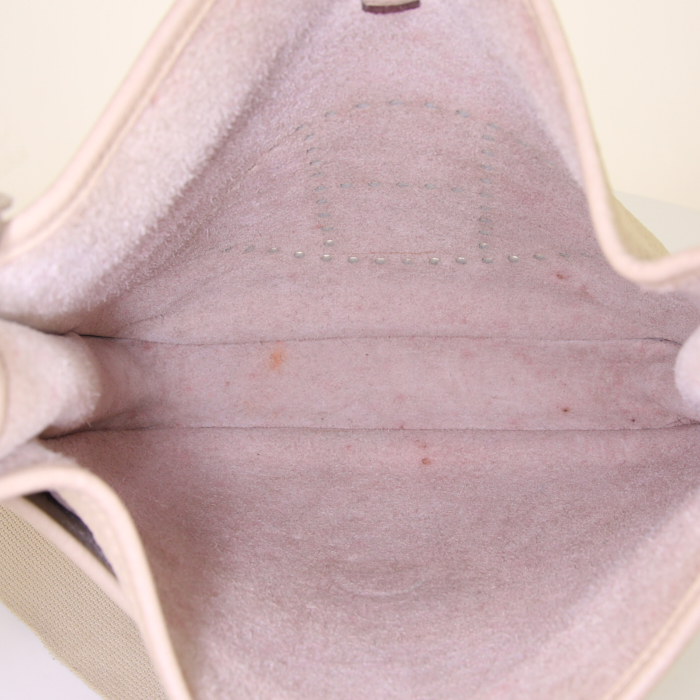 Bolso bandolera Hermes Evelyne modelo pequeño en cuero taurillon clémence beige - Detail D2