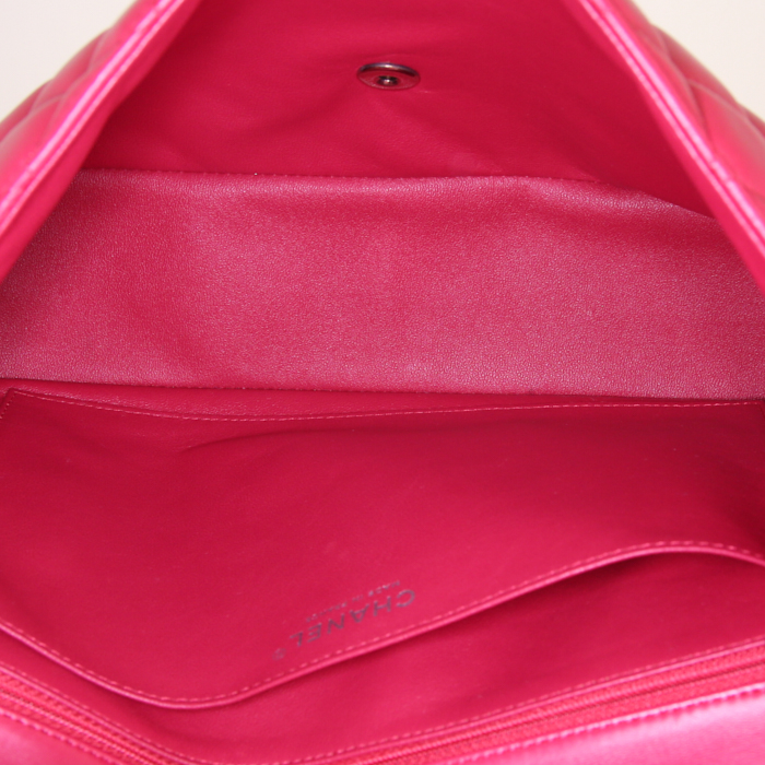 Bolso bandolera Chanel Timeless jumbo en cuero acolchado rosa - Detail D3