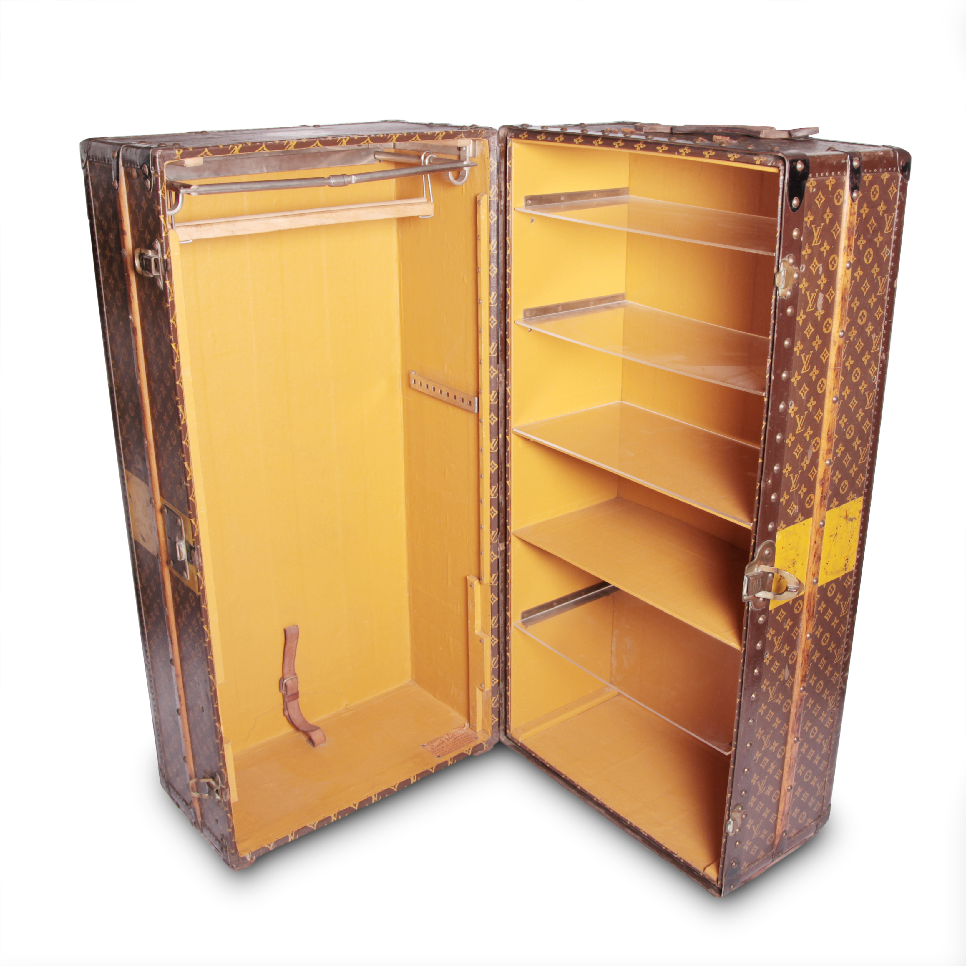 Louis Vuitton Wardrobe trunk in monogram canvas and lozine (vulcanised fibre) - Detail D1