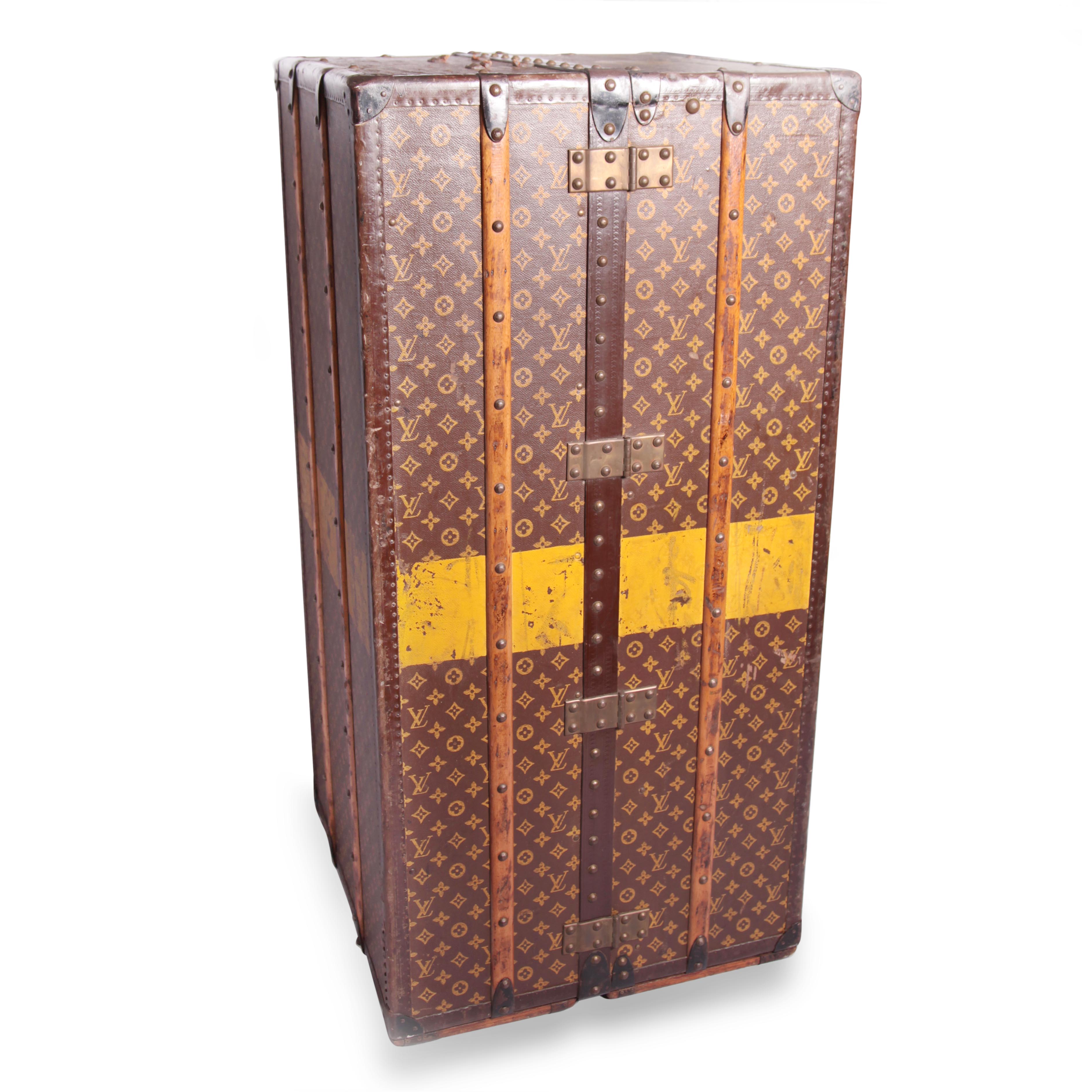 Louis Vuitton Wardrobe trunk in monogram canvas and lozine (vulcanised fibre) - Detail D2
