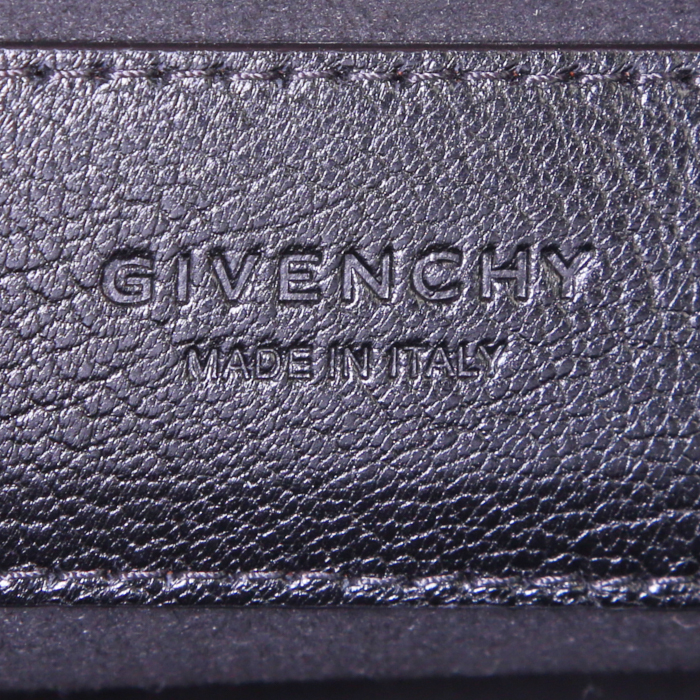 Givenchy GV3 shoulder bag in black grained leather - Detail D4