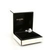 Sortija Chanel Camelia modelo pequeño en oro blanco - Detail D2 thumbnail