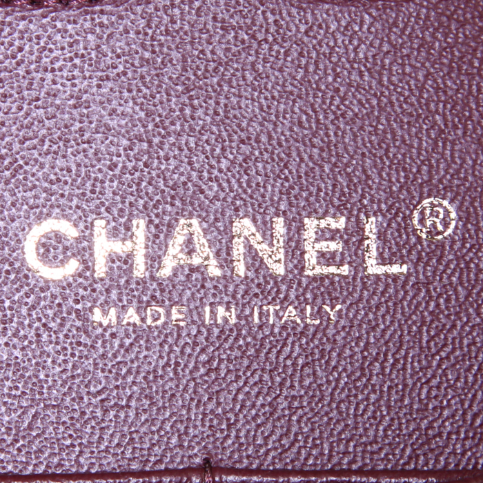Sac à main Chanel Timeless en cuir grainé matelassé noir - Detail D4