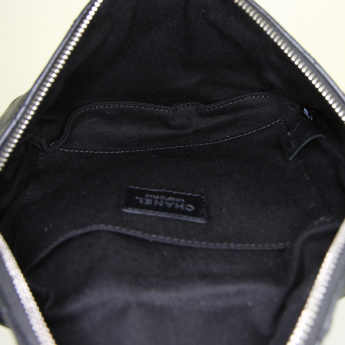 Pochette-ceinture Chanel en cuir grainé matelassé noir - Detail D2