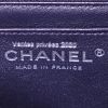 Sac bandoulière Chanel Mini Timeless en cuir matelassé aubergine - Detail D3 thumbnail