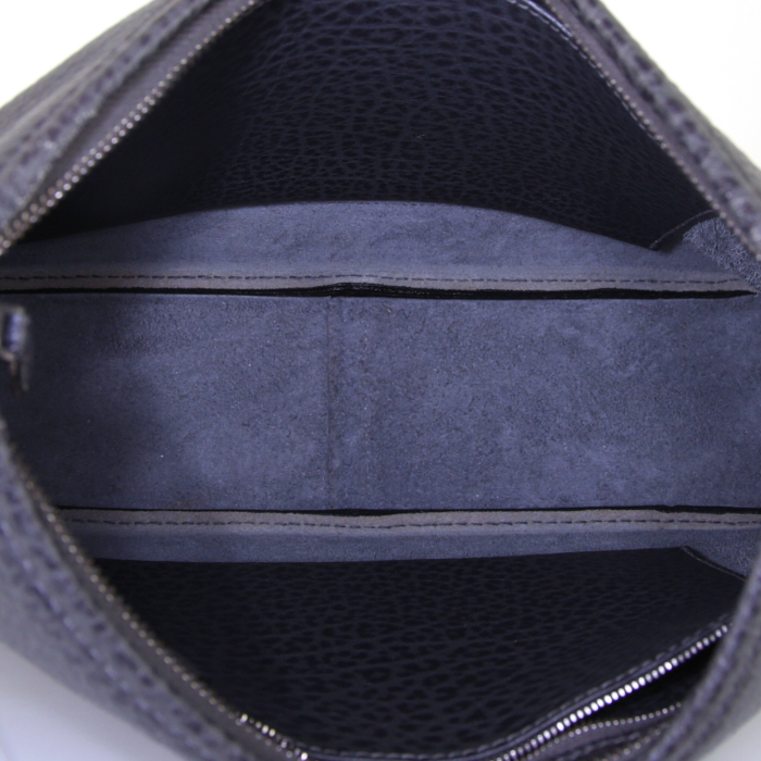 Bolso para llevar al hombro o en la mano Hermès Trim en cuero granulado gris - Detail D2