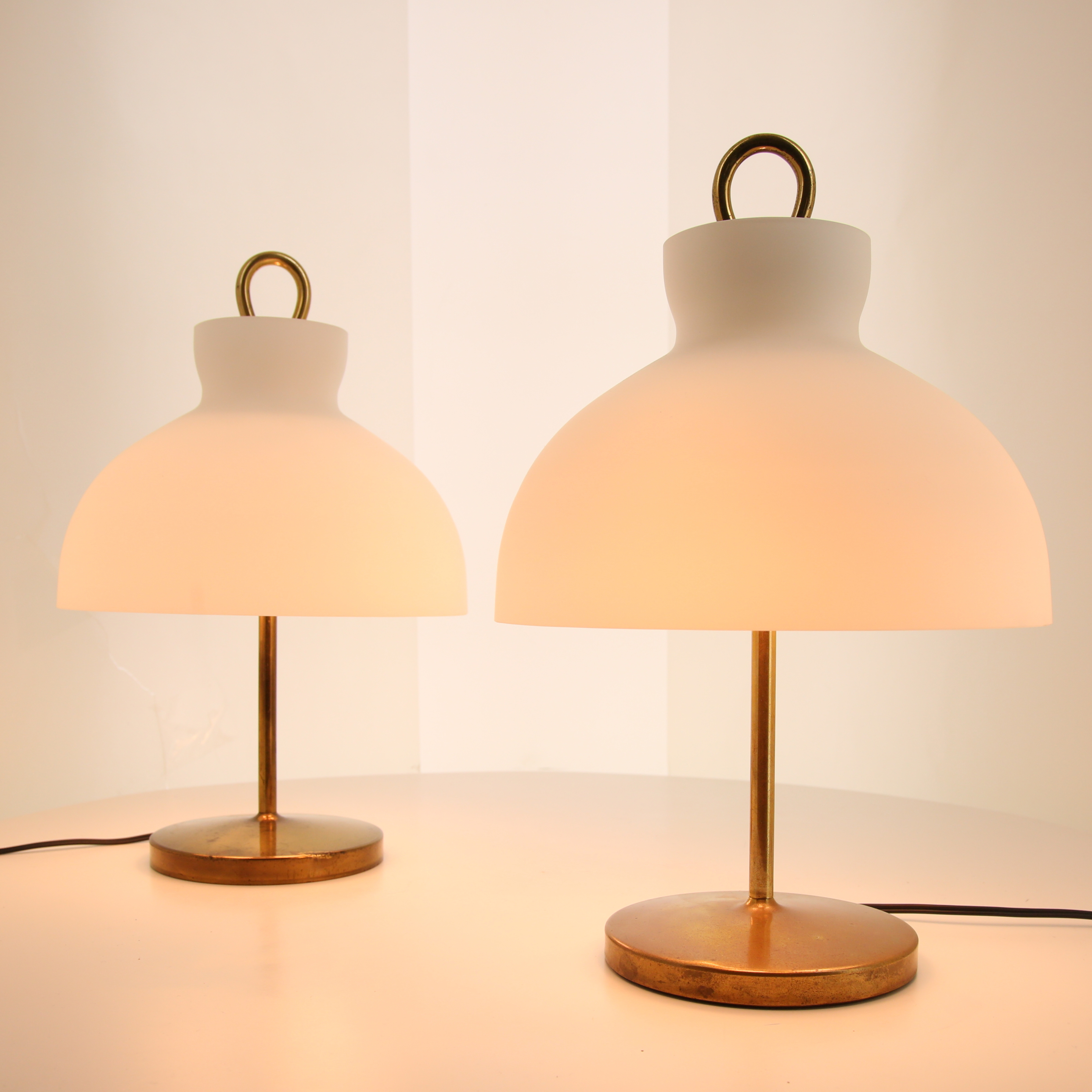Ignazio Gardella, pair of "Arenzano" lamps in brass and opal glass, Azucena edition, model created in 1956 - Detail D1
