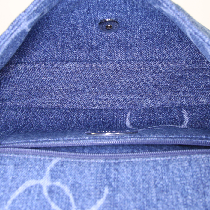 Sac à main Chanel Timeless en denim bleu - Detail D3